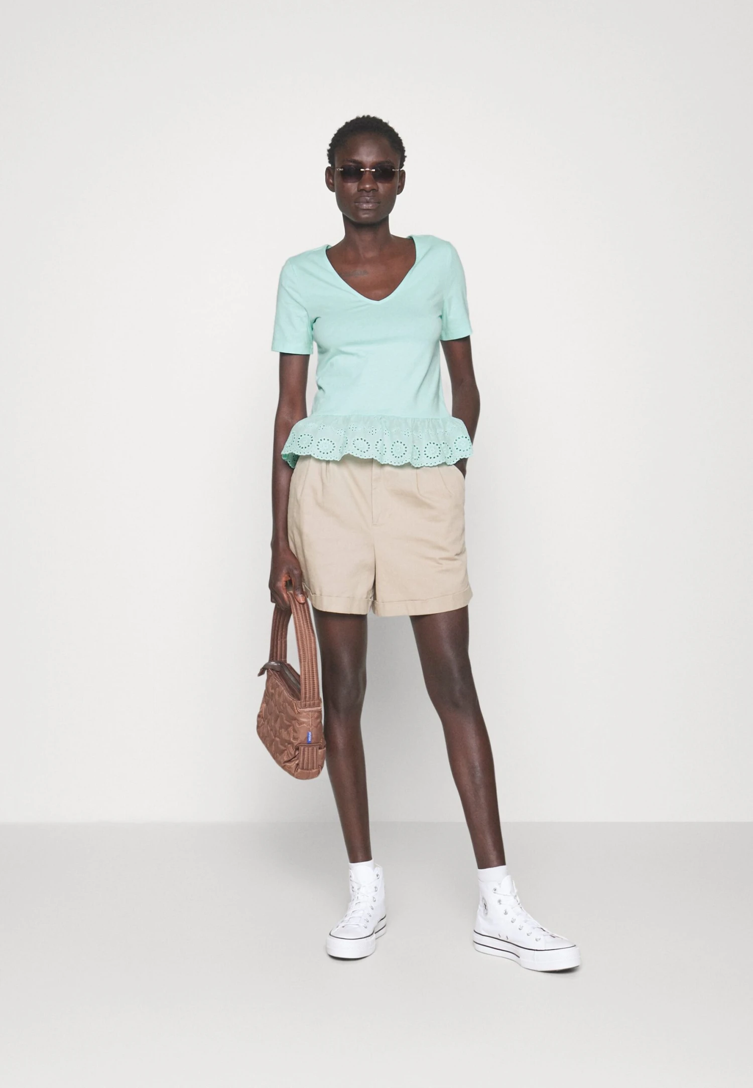 Vero Moda Tall Vmemily Peplum V Neck - T-Shirt Imprimé - Limpet Shell – Image 2