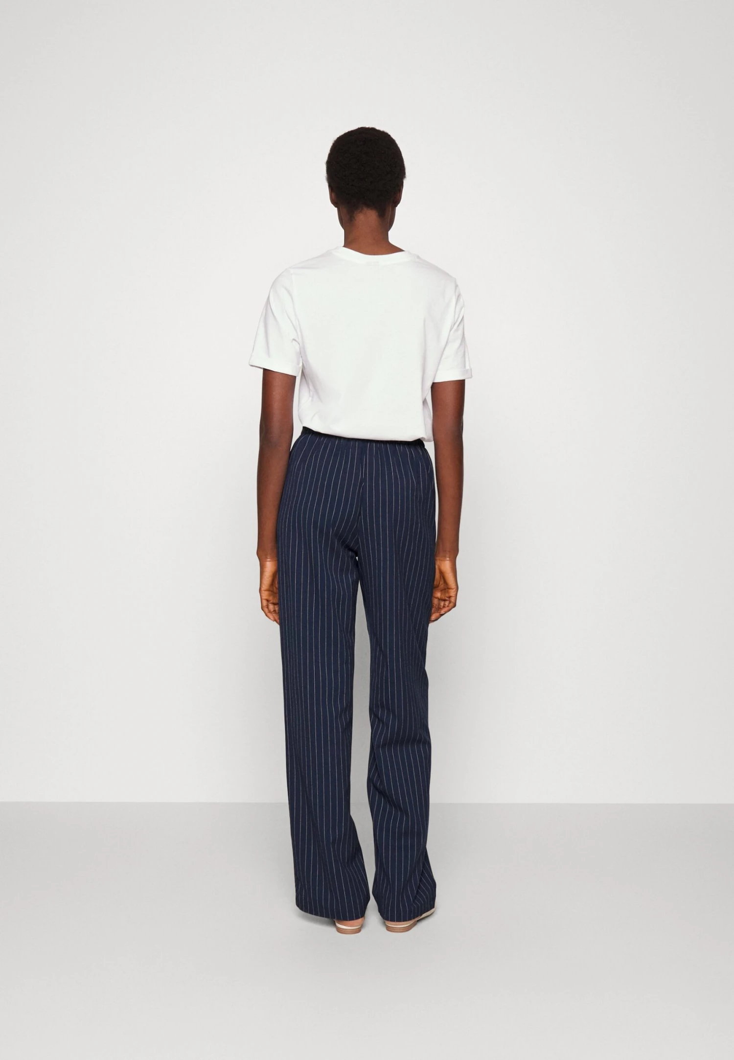 Vero Moda Tall Vmcookielis Wide Pinstripe Pant - Pantalon Classique - Navy Blazer/Birch – Image 3