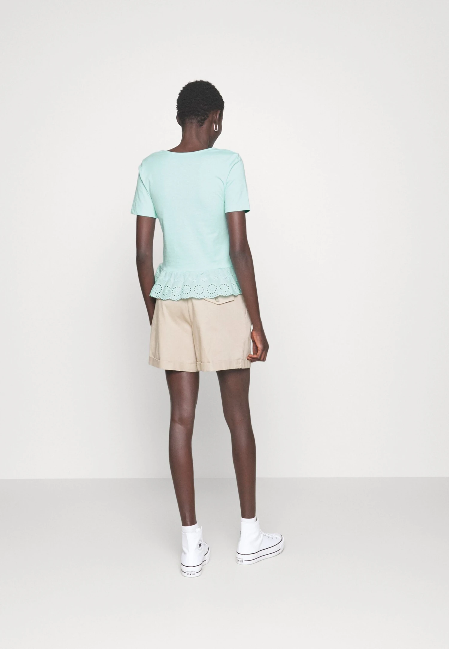 Vero Moda Tall Vmemily Peplum V Neck - T-Shirt Imprimé - Limpet Shell – Image 3