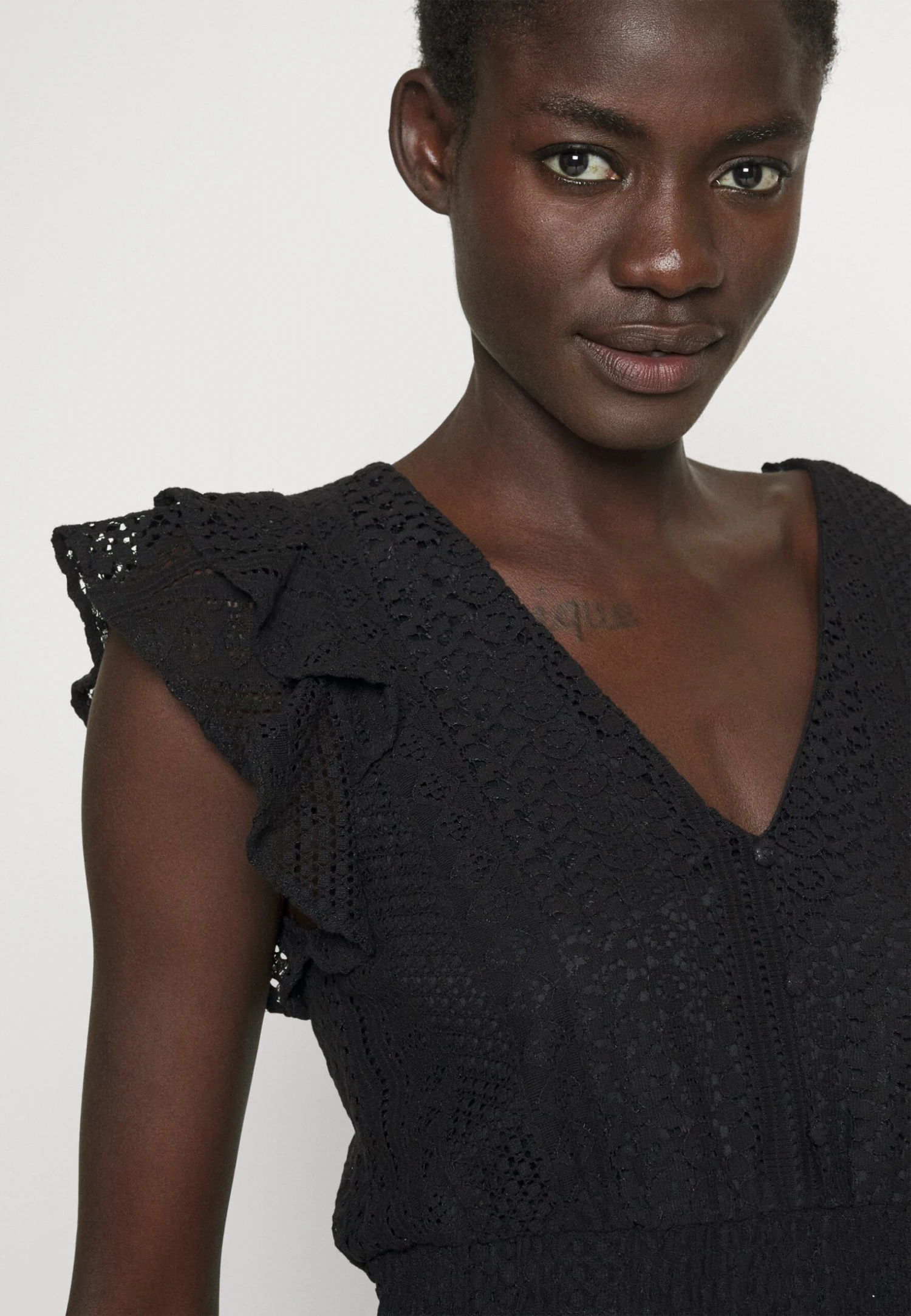 Vero Moda Tall Vmhoney Vneck Short Dress - Robe Chemise - Black – Image 5