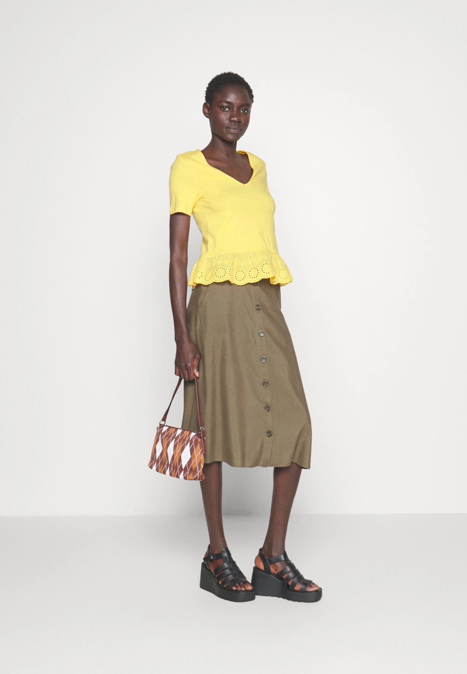 Vero Moda Tall Vmemily Peplum V Neck - T-Shirt Imprimé - Golden Cream – Image 2