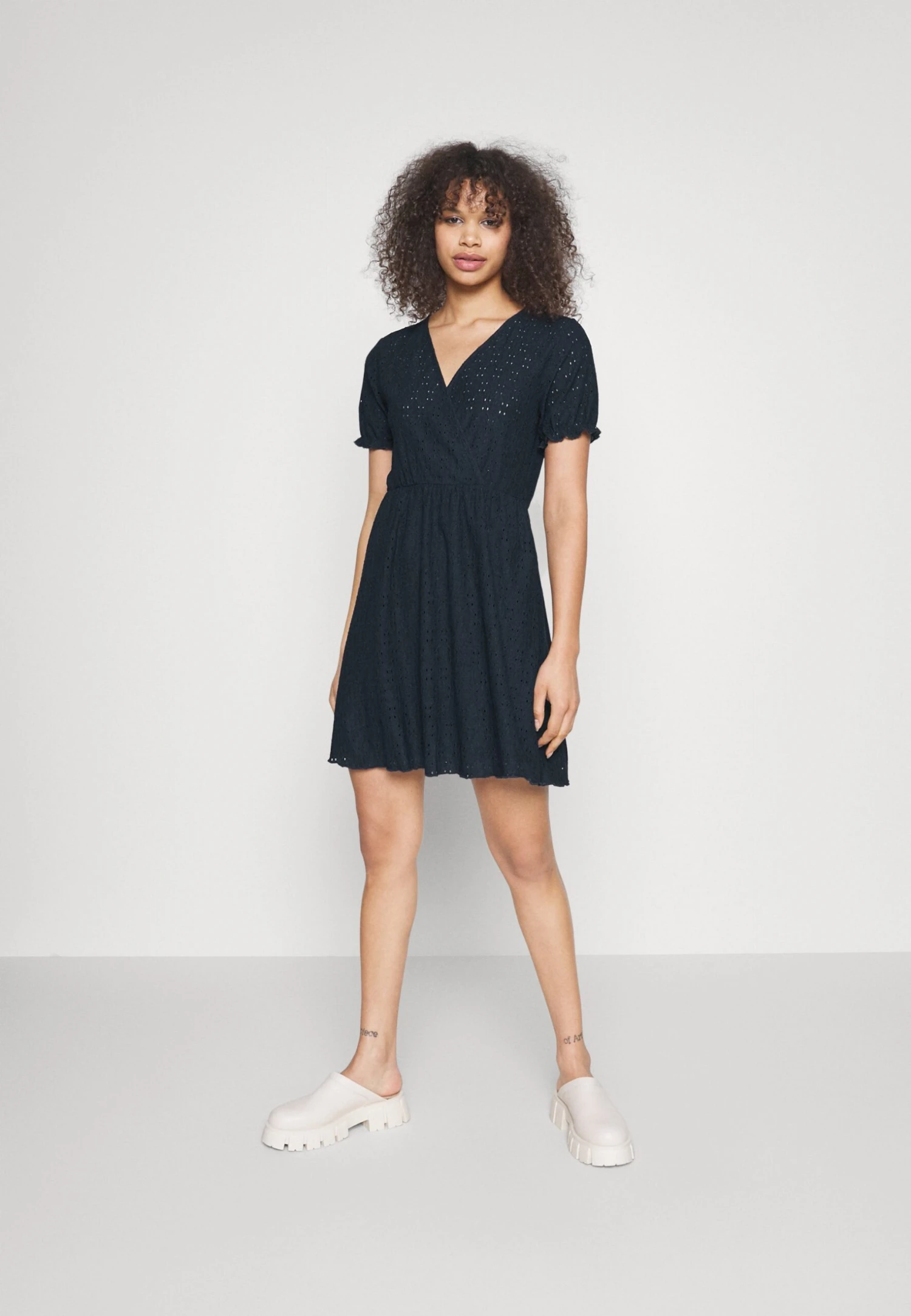 Vero Moda Tall Vmulrikke Broderie Anglais Dress - Robe De Jour - Navy Blazer – Image 2