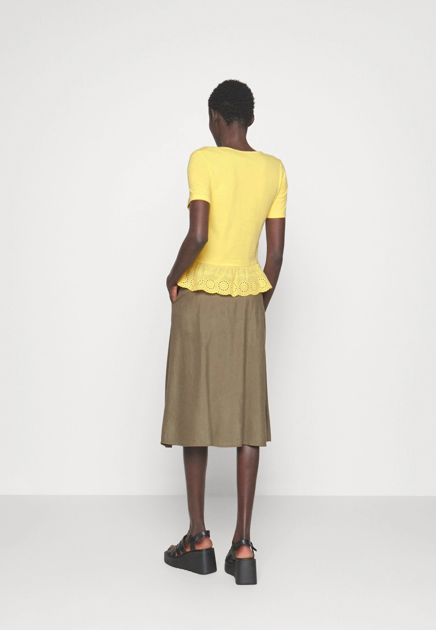 Vero Moda Tall Vmemily Peplum V Neck - T-Shirt Imprimé - Golden Cream – Image 3