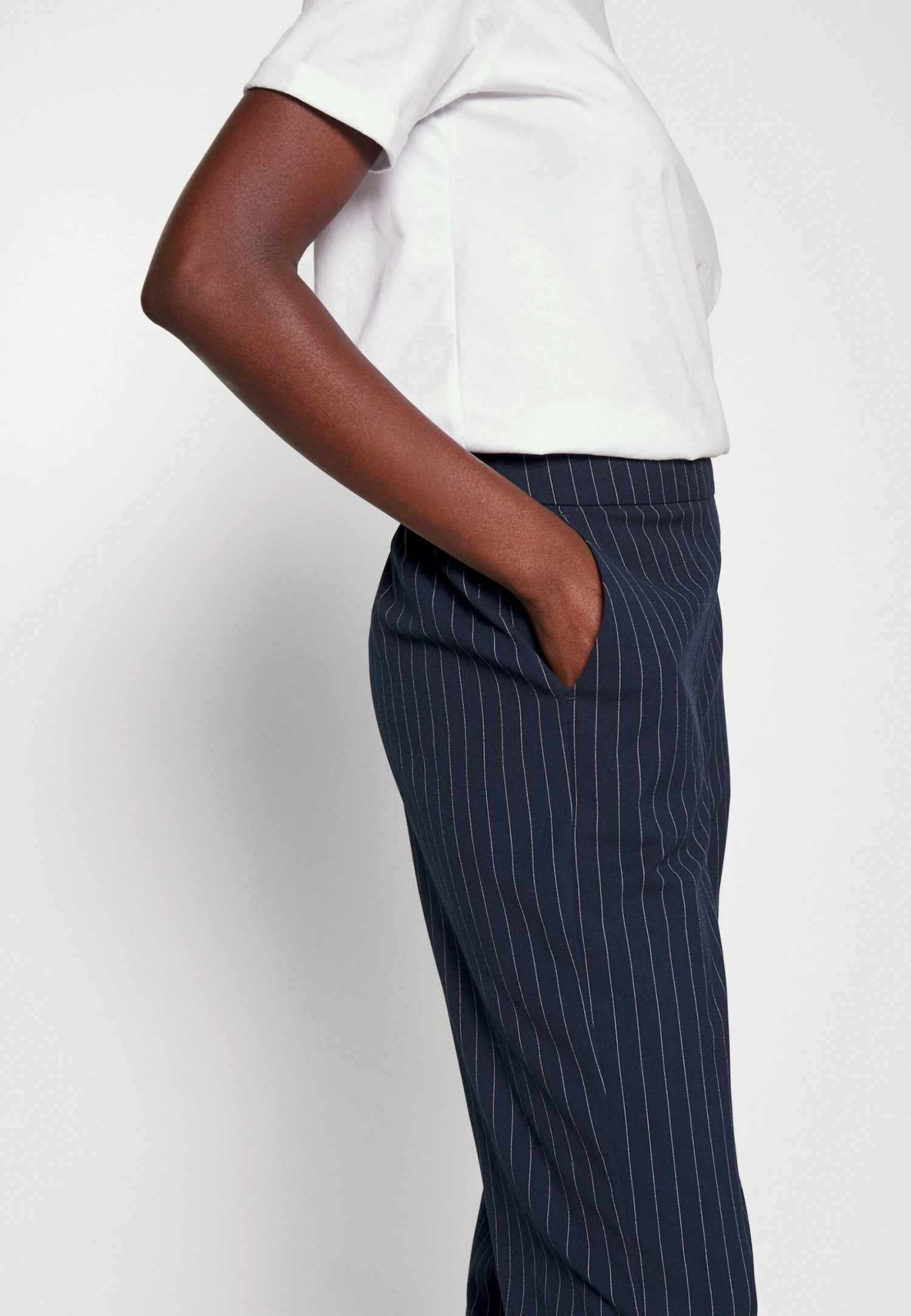 Vero Moda Tall Vmcookielis Wide Pinstripe Pant - Pantalon Classique - Navy Blazer/Birch – Image 8