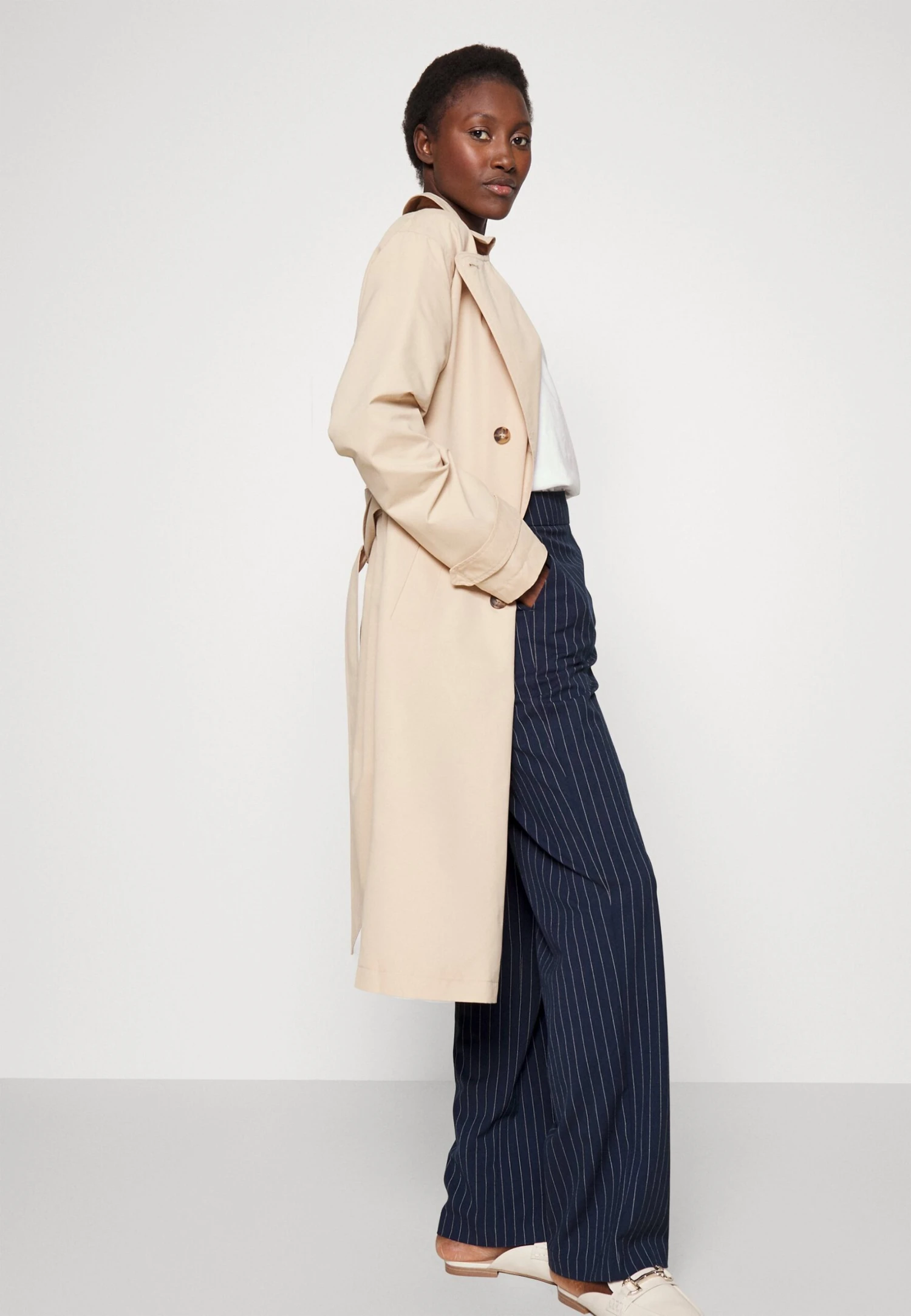 Vero Moda Tall Vmcookielis Wide Pinstripe Pant - Pantalon Classique - Navy Blazer/Birch – Image 4