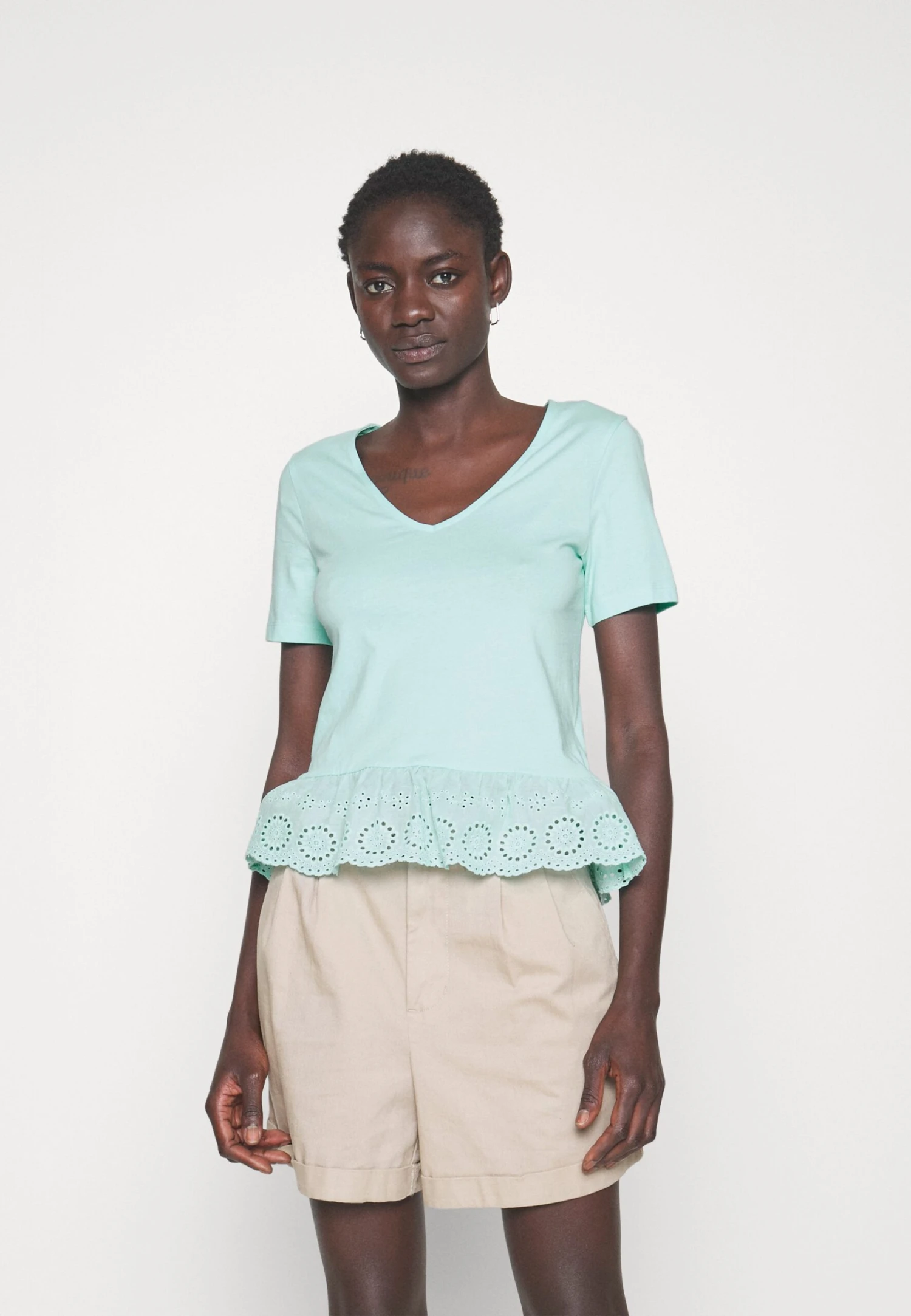 Vero Moda Tall Vmemily Peplum V Neck - T-Shirt Imprimé - Limpet Shell